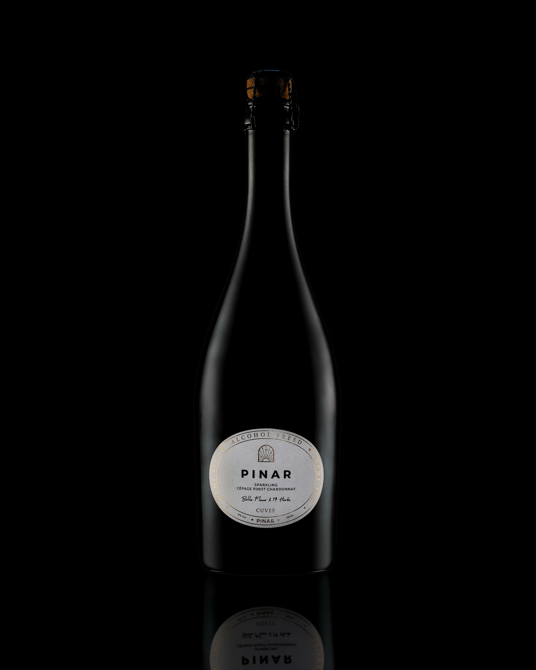 PINAR - Sparkling Cepage Pinot Chardonnay. Бутилка безалкохолно (0%) вино PINAR със сенки и отражение на черен фон.