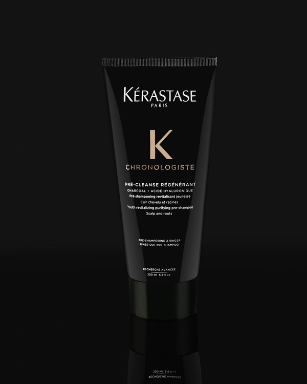 Предшампоанът Regenerant Kerastase. Предшампоанът е на черен фон (като въглен) с отражение в долната част.