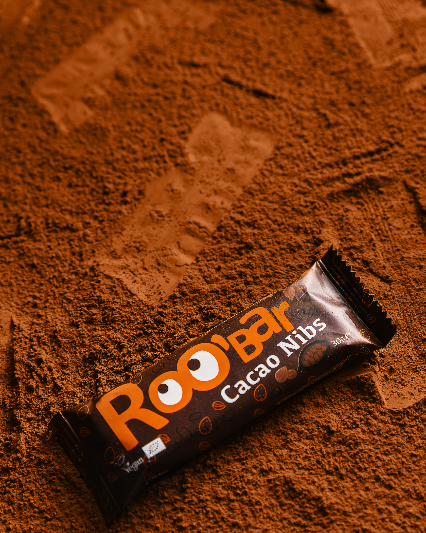 Roobar - Cacao Nibs. Roobar пълзи по повърхността, направена от какао, като първи човек на Луната.