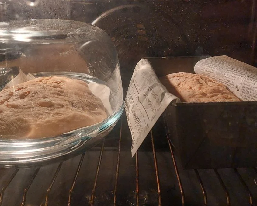 Във фурната има уред за печене и кекс с тесто за хляб. Във фурната има уред за печене и кекс с тесто за хляб.