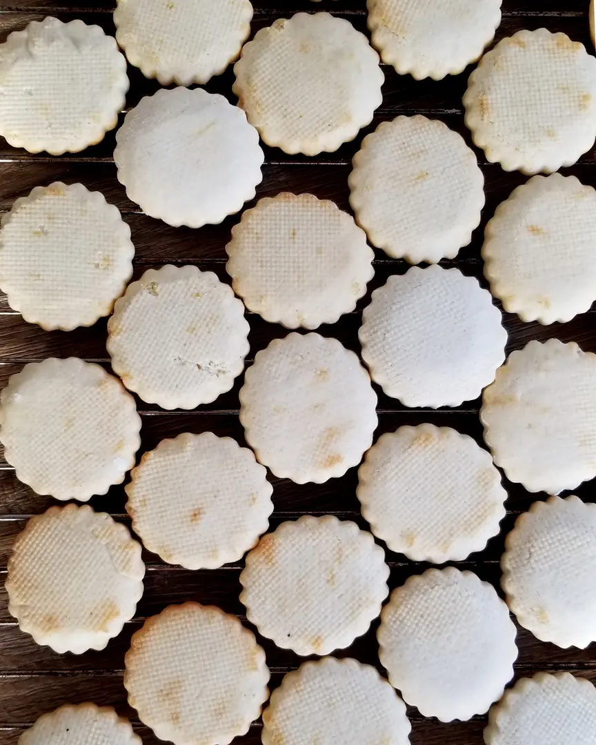 Печени бисквитки. Изпечените бисквитки лежат върху решетка, за да се охладят.