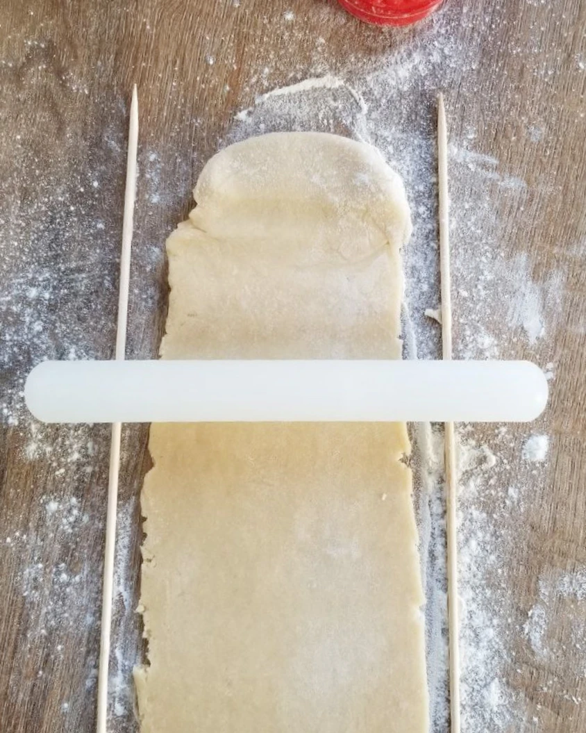 Процесът на навиване на бисквитки между 2 пръчици. Процесът на навиване на бисквитки между 2 пръчици.