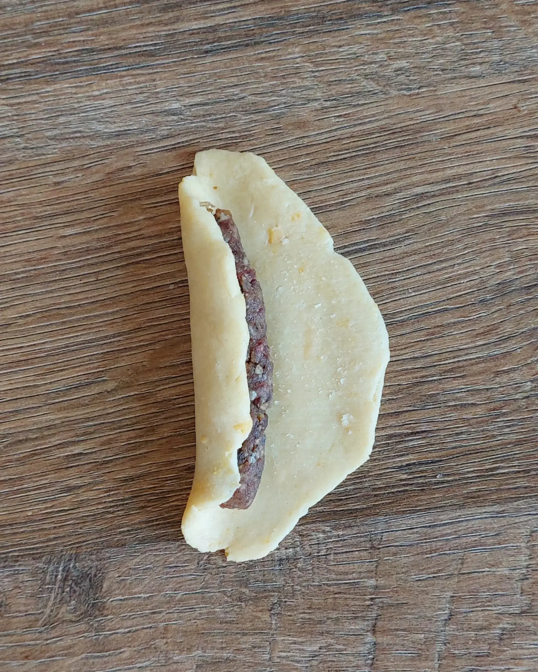 We begin to wind the dough around the filling. We begin to wind the dough around the filling.