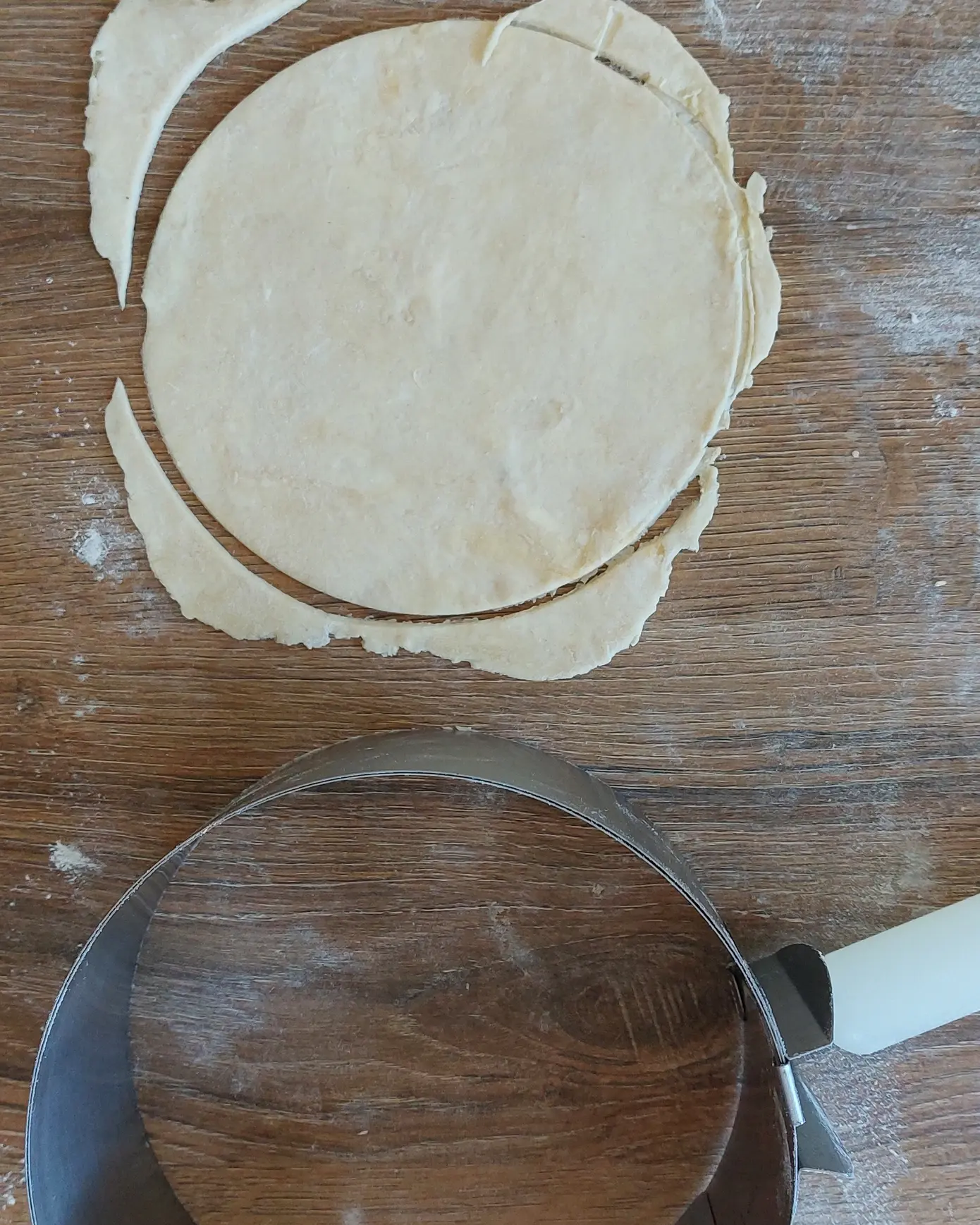 Тестото се разточи Разточеното на масата тесто се изрязва във формата на диск преди печене.