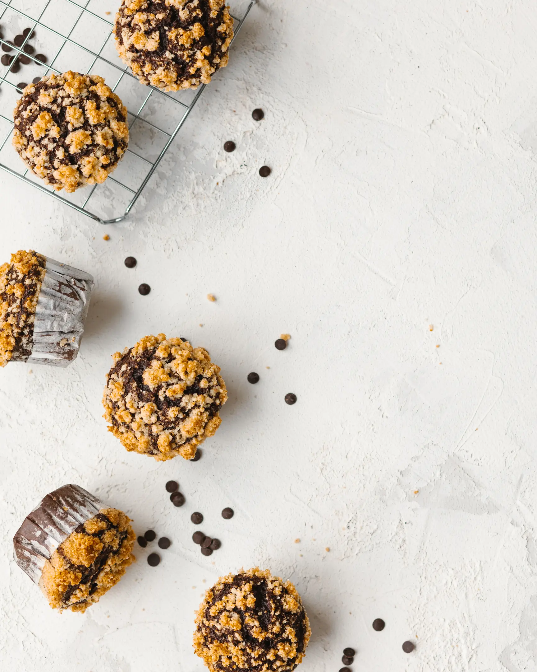 Pumpkin chocolate cupcakes Pumpkin chocolate cupcakes stand on a light table in a semicircle.view from above