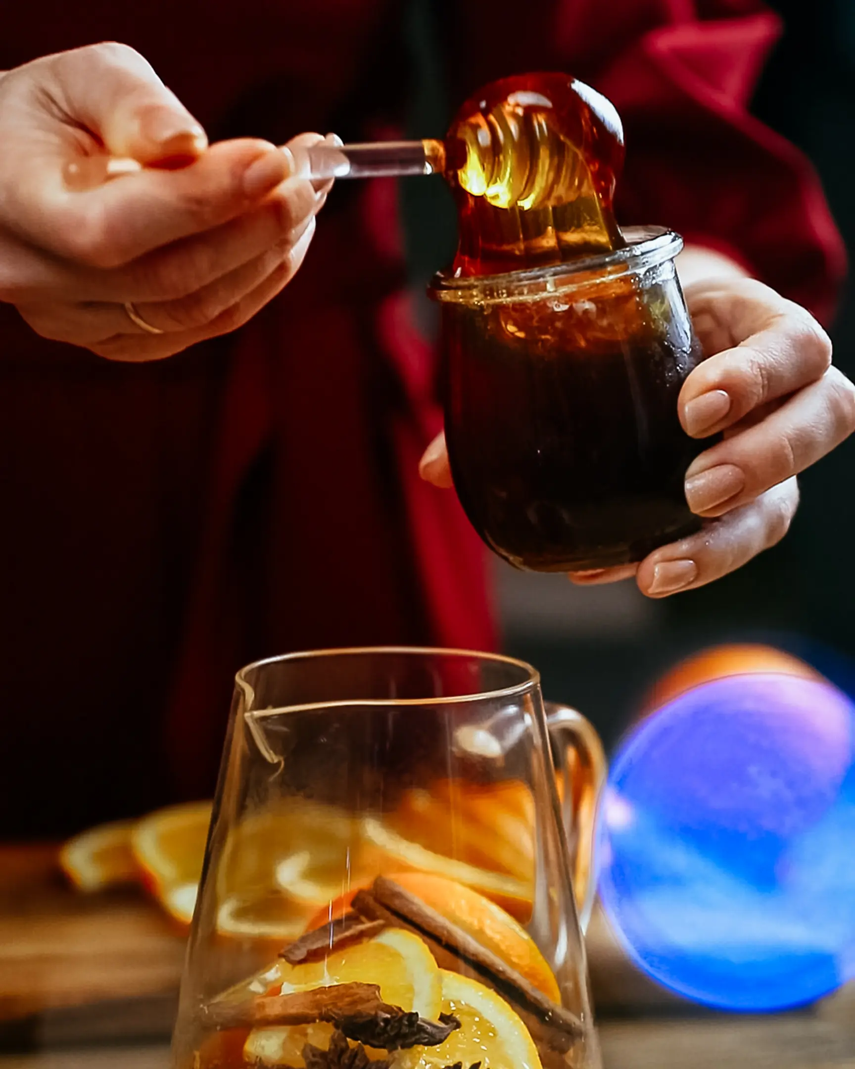 The process of adding honey to the teapot The process of adding honey to the teapot