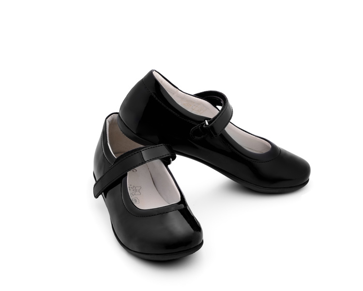 Детски черни обувки Primigi. Детски черни обувки Primigi на бял фон.