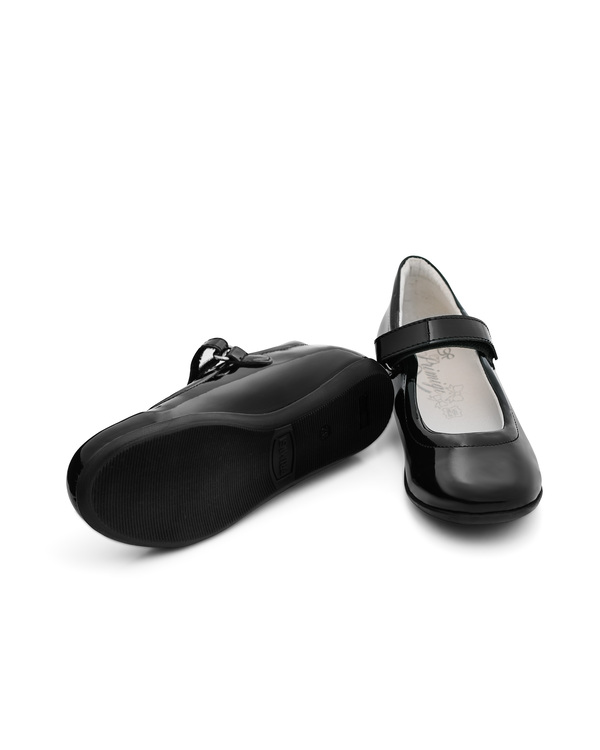 Детски черни обувки Primigi. Детски черни обувки Primigi на бял фон.