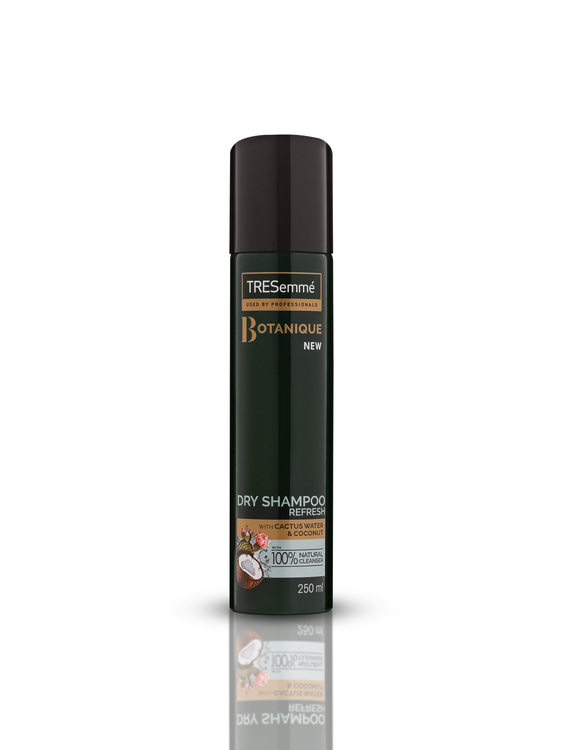 TRESemme Boranique New. TRESemme Boranique New Dry Shampoon на бял фон.