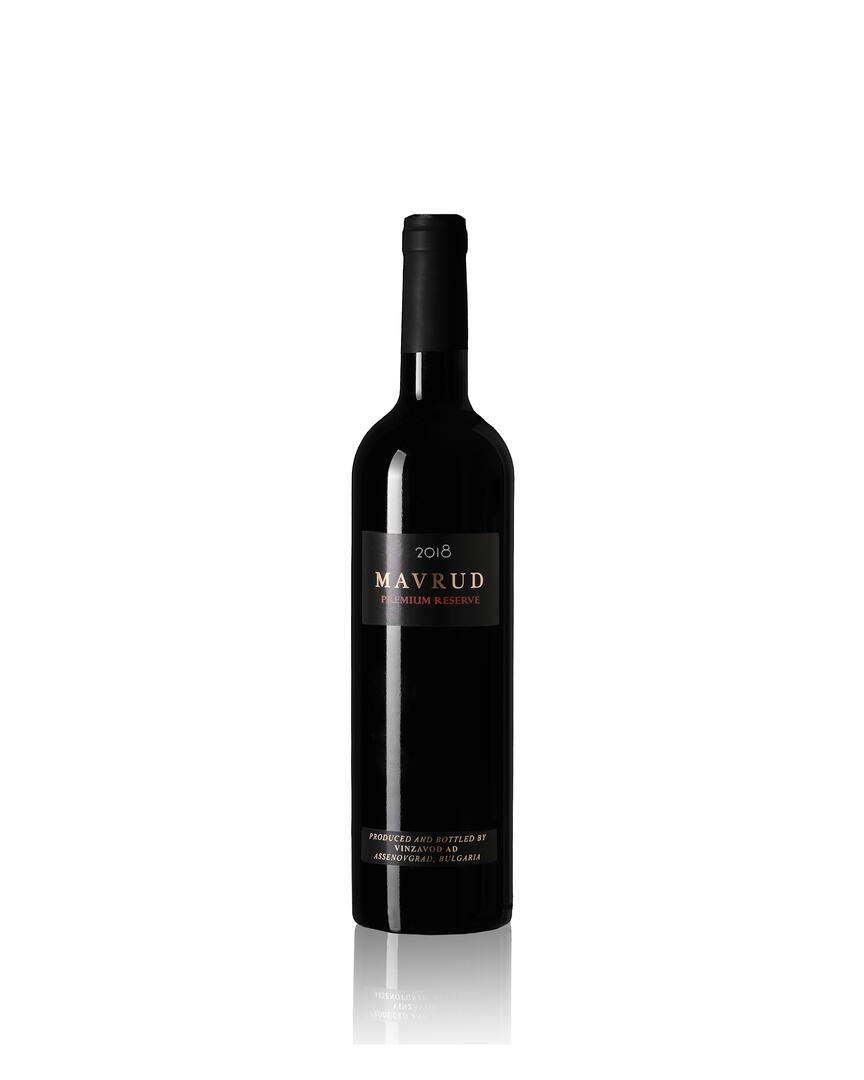 Бутилка вино Мавруд Premium Reserve 2018 на светъл фон с акценти HARG. Бутилка вино Мавруд Premium Reserve 2018 на светъл фон с HARG акценти в лявата част на бутилката. Отражението се намира на дъното на бутилката.