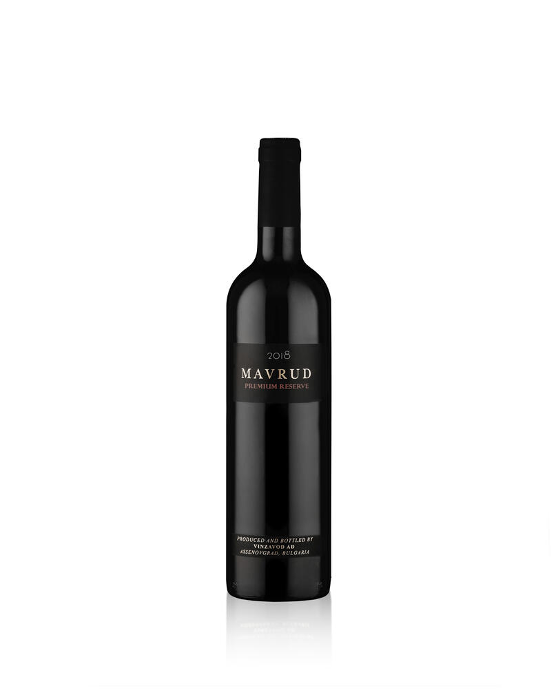 Бутилка вино Мавруд Premium Reserve 2018 на светъл фон с меки отблясъци във формата на бутилката Бутилка вино Мавруд Премиум Резерва 2018 на светъл фон с меки отблясъци във формата на бутилката. Отражението се намира на дъното на бутилката.