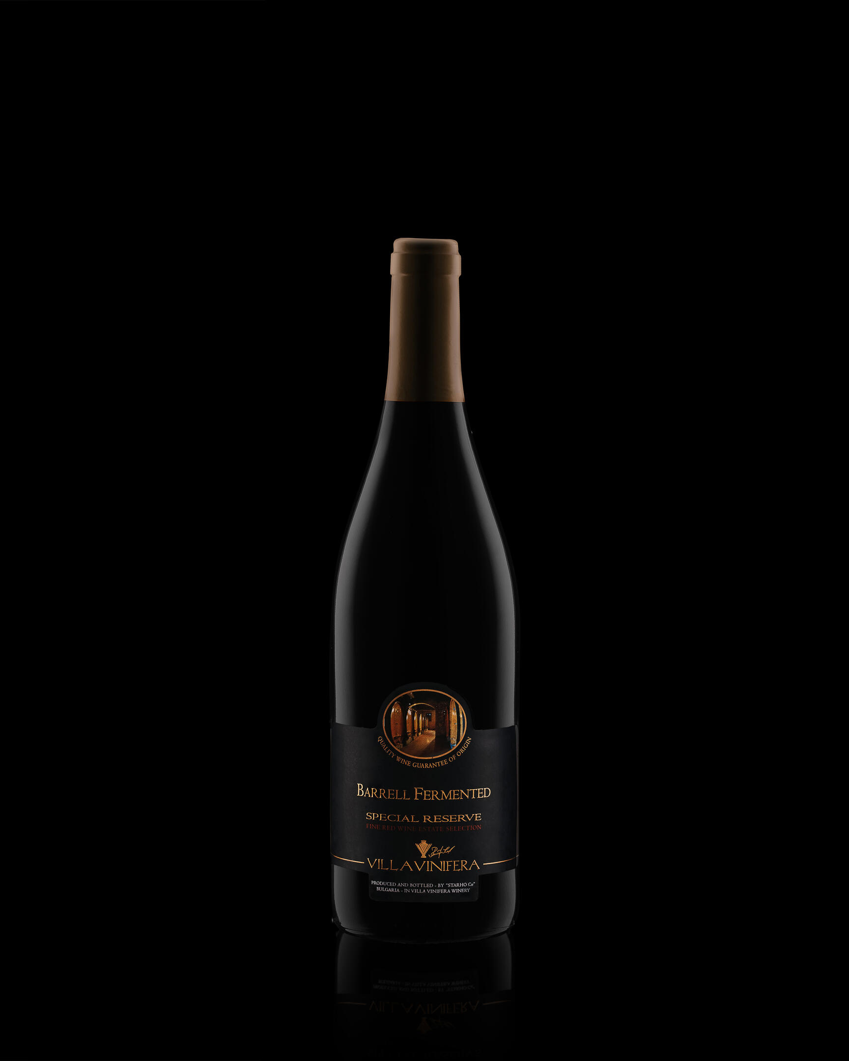 Бутилка варено ферментирало вино Special Reserve Villa Vinifera на тъмен фон. Бутилка Barrell Fermented Special Reserve вино Villa Vinifera на тъмен фон с меки отблясъци във формата на бутилката. Отражението се намира на дъното на бутилката.